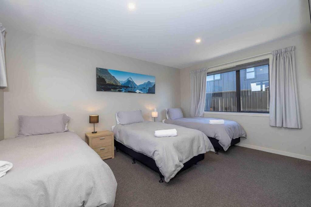 Great Views From New 2 Bedroom Apartment Te Anau Extérieur photo